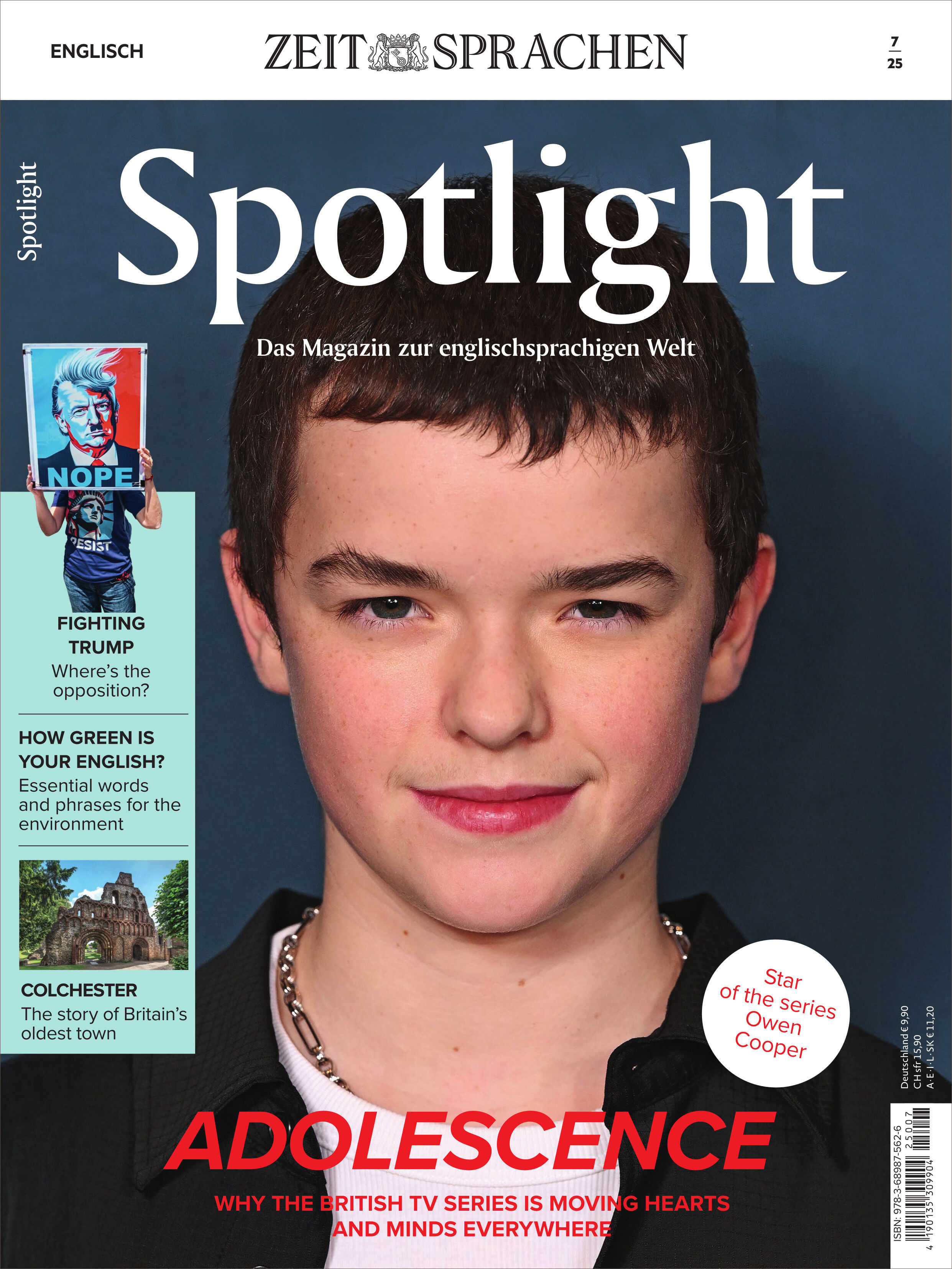 Titelblatt von Spotlight Magazin Ausgabe Juli 2025 mit Fokus auf Englischlernen, britische Kultur und Politik. Im Vordergrund ein Porträt von Owen Cooper.