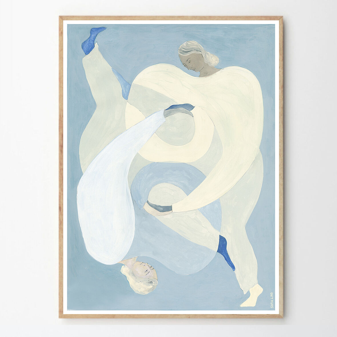 Ein gerahmtes Kunstwerk von Sofia Lind mit dem Titel 'Hold You - Blue'. Es zeigt abstrakte, fließende Figuren in Blau- und Beigetönen auf einem hellen Hintergrund.