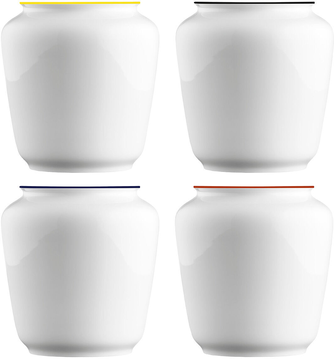 Vier weiße, minimalistische Vasen der ZEIT-Sonderedition »Wagenfeld Vase 639/14« von Fürstenberg, jeweils mit einem farbigen Rand in Gelb, Rot, Blau und Schwarz.
