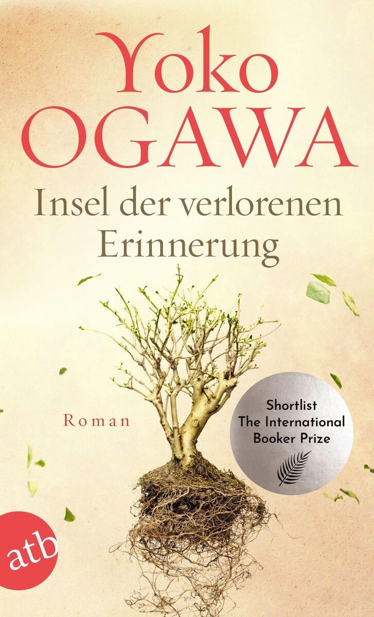 Buchcover von 'Insel der verlorenen Erinnerung' von Yoko Ogawa. Das Cover zeigt den Buchtitel in roter Schrift und das Bild eines ausgerissenen Baums mit entblößten Wurzeln vor einem beigen Hintergrund. Unten links ist ein Symbol für 'Roman' und unten rechts ein Sticker für die Shortlist des International Booker Prize.