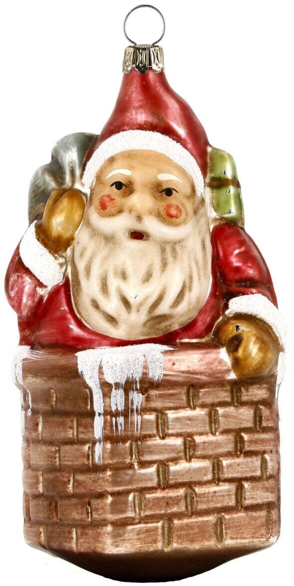 Glasornament »Nikolaus mit Sack im Schornstein«. Nikolaus in rotem Anzug und Mütze, mit weißem Bart und einem Sack auf dem Rücken, steckt in einem gemauerten Schornstein. Die Farben des Ornaments sind rot, weiß, braun und grün. Geeignet als Weihnachtsdekoration.