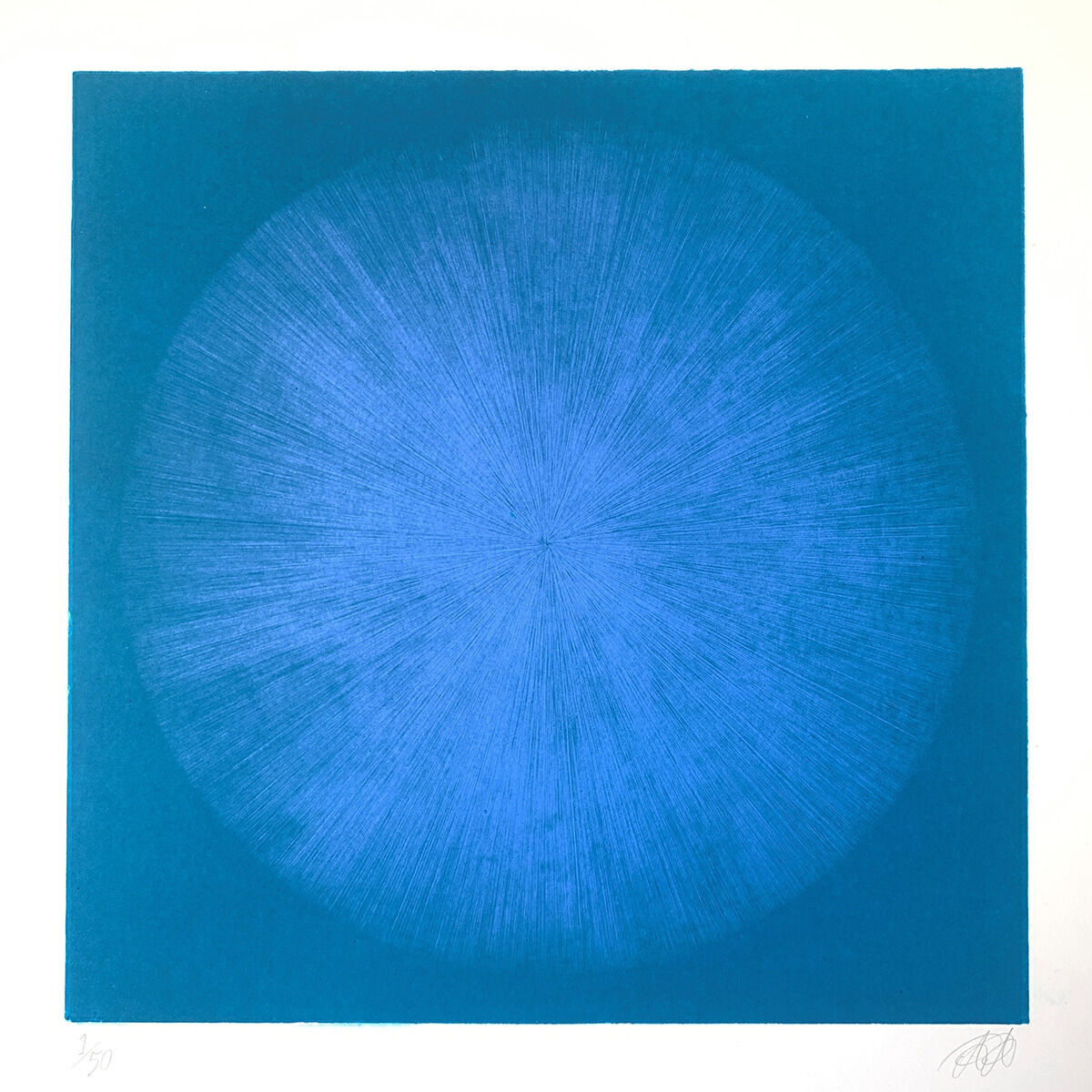 Abstraktes Kunstwerk mit einem blauen Kreis auf einem türkisfarbenen Hintergrund. Der Kreis hat eine spiky, strahlenartige Struktur und ist Teil einer limitierten Edition.