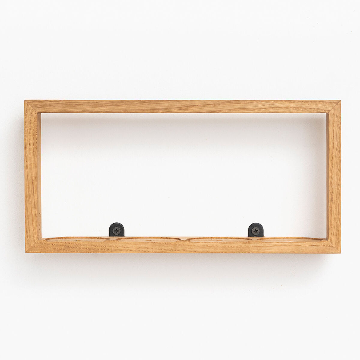 Ein minimalistisches Gewürzregal aus Holz. Es hat eine rechteckige Form und ist an der Wand montiert. Das Regal bietet Platz für Gewürze oder andere kleine Kücheutensilien. Die Farbe des Holzes ist naturbelassen und die Wandhalterungen sind schwarz.