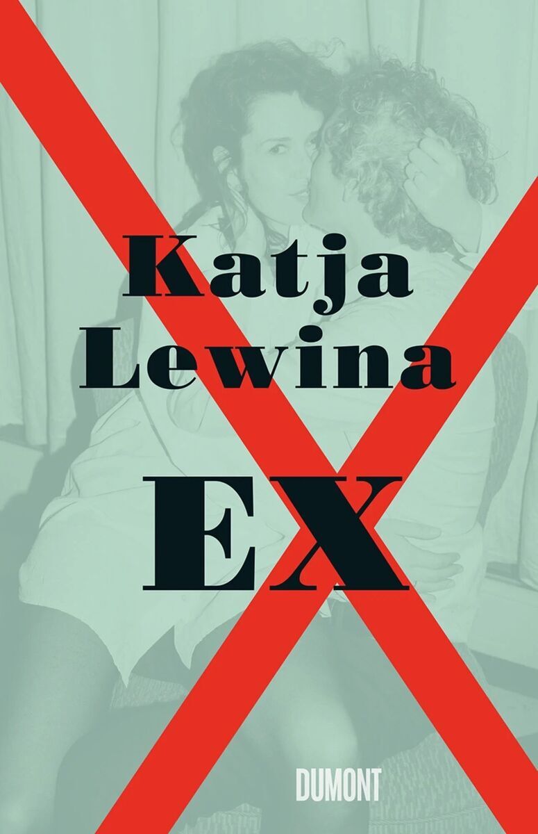 Das Buchcover von 'Ex' von Katja Lewina zeigt ein Paar in intimer Nähe mit einem roten X über das Bild gelegt. Der Titel und der Name der Autorin sind in schwarzen Buchstaben auf grünen Hintergrund geschrieben. Das Buch ist im Dumont Verlag erschienen.