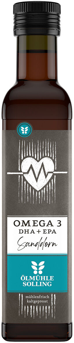 Flasche Omega 3 Sanddorn Öl von Ölmühle Solling; rechteckiges Etikett mit Herzsymbol und türkisfarbenem Bereich; Beschriftung: Omega 3, DHA + EPA, Sanddorn; schlichtes, modernes Design, 250 ml; gut lesbare Schrift; für vegane und gesundheitsbewusste Zielgruppen.