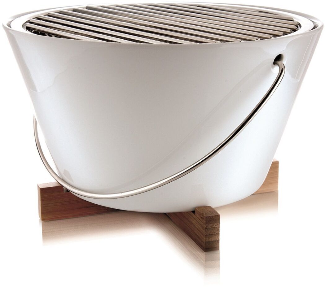 Ein moderner Tischgrill in Weiß mit Holzstreben, glänzendem Metallgrillrost und einem praktischen Griff für leichtes Tragen. Ideal für Outdoor-Events wie Picknicks, Camping und Grillpartys.