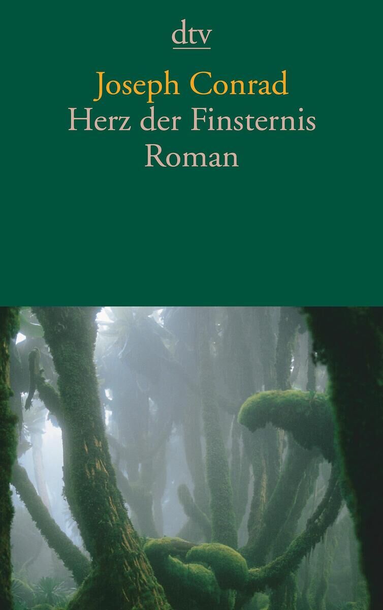 Das Titelbild des Buches 'Herz der Finsternis' von Joseph Conrad, veröffentlicht vom dtv-Verlag, zeigt eine mystische Dschungellandschaft mit dichtem Nebel und von Moos bedeckten Bäumen. Der Hintergrund ist dunkelgrün.