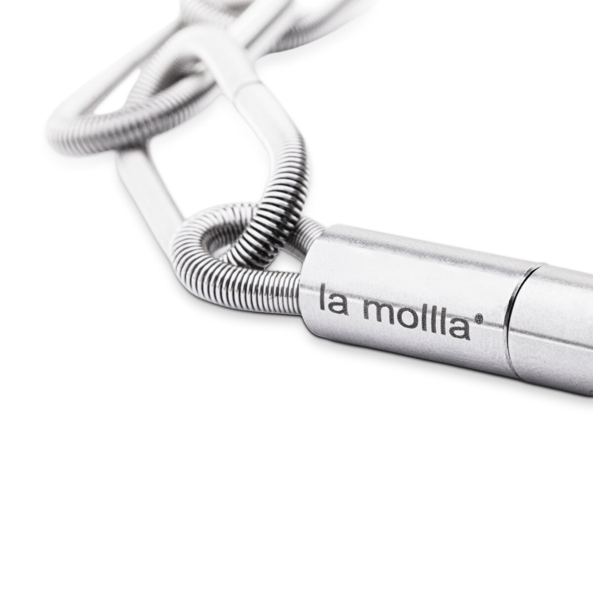 Detailaufnahme eines Colliers aus silberfarbenem Edelstahl mit kunstvoll geflochtenen Gliedern und graviertem Schriftzug "la mollla" auf dem Verschluss. Das moderne Schmuckstück wirkt minimalistisch und hochwertig, perfekt für stilbewusste Frauen.
