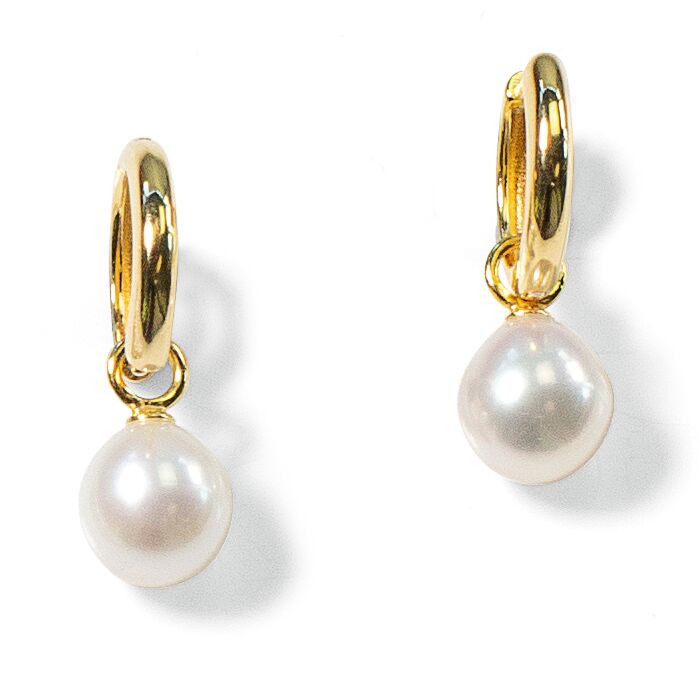 Zwei elegante Creolen-Ohrringe der Marke Ars mundi sind abgebildet. Sie bestehen aus vergoldetem 925-Sterlingsilber mit jeweils einer hochwertigen, weißen Süßwasserzuchtperle als Anhänger. Das Design wirkt edel und zeitlos, Reflexionen betonen den Glanz von Metall und Perle.