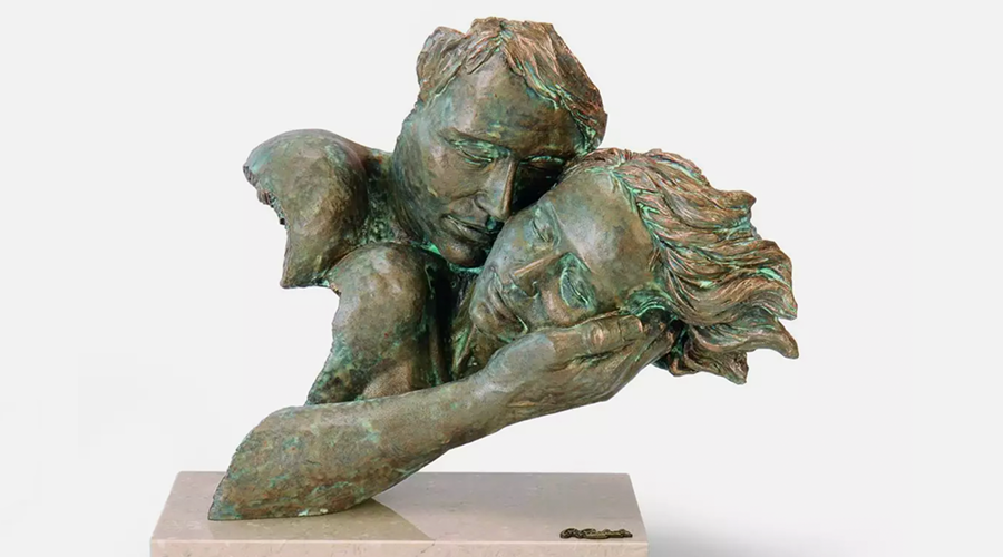 Bronzeskulptur eines Engels mit ausgebreiteten Flügeln, der einen Kopf mit wehenden Haaren hält