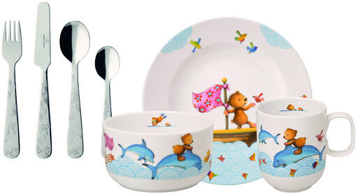 Das Kindergeschirr-Set »Hungry as a Bear« besteht aus einem Teller, einer Schale, einer Tasse und Besteck, die alle bunt und kindgerecht mit Bären- und Delfinmotiven gestaltet sind.