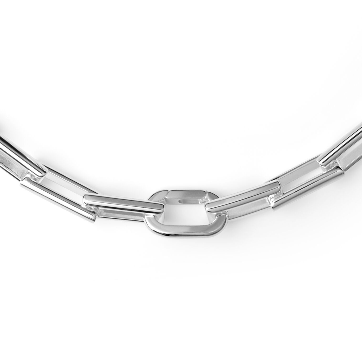 Die Nahaufnahme zeigt ein elegantes Collier der Marke SKULTUNA MESSINGSBRUK in Silberoptik. Die Kette besteht aus großen, länglichen Gliedern mit glänzender Oberfläche und einem markanten, rechteckigen Mittelglied. Der Schmuck liegt auf weißem Hintergrund.