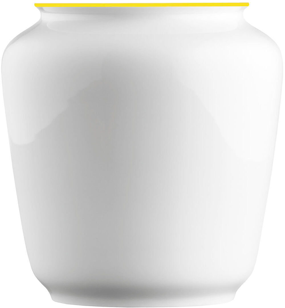 Die ZEIT-Sonderedition »Wagenfeld Vase 639/14« von Fürstenberg ist eine weiße Keramikvase mit einer schlichten Form und gelbem Rand. Sie strahlt zeitlose Eleganz und minimalistisches Design aus.