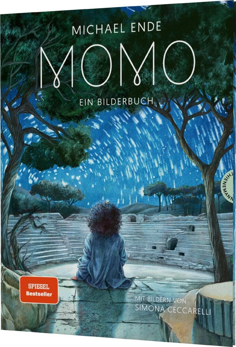 Das Cover des Buches 'Momo' von Michael Ende zeigt ein dunkelhaariges Kind, das in einer antiken Theaterkulisse sitzt und den sternenklaren Nachthimmel betrachtet.