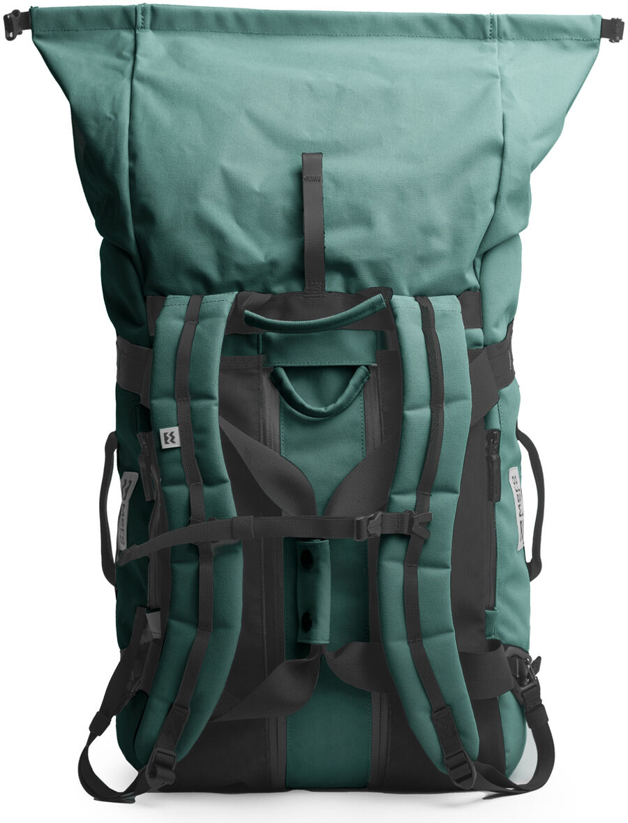 Ein grüner Mini Smögen Duffle Reiserucksack mit schwarzen Riemen. Ideal für Outdoor-Aktivitäten wie Wandern, Trekking und Camping.