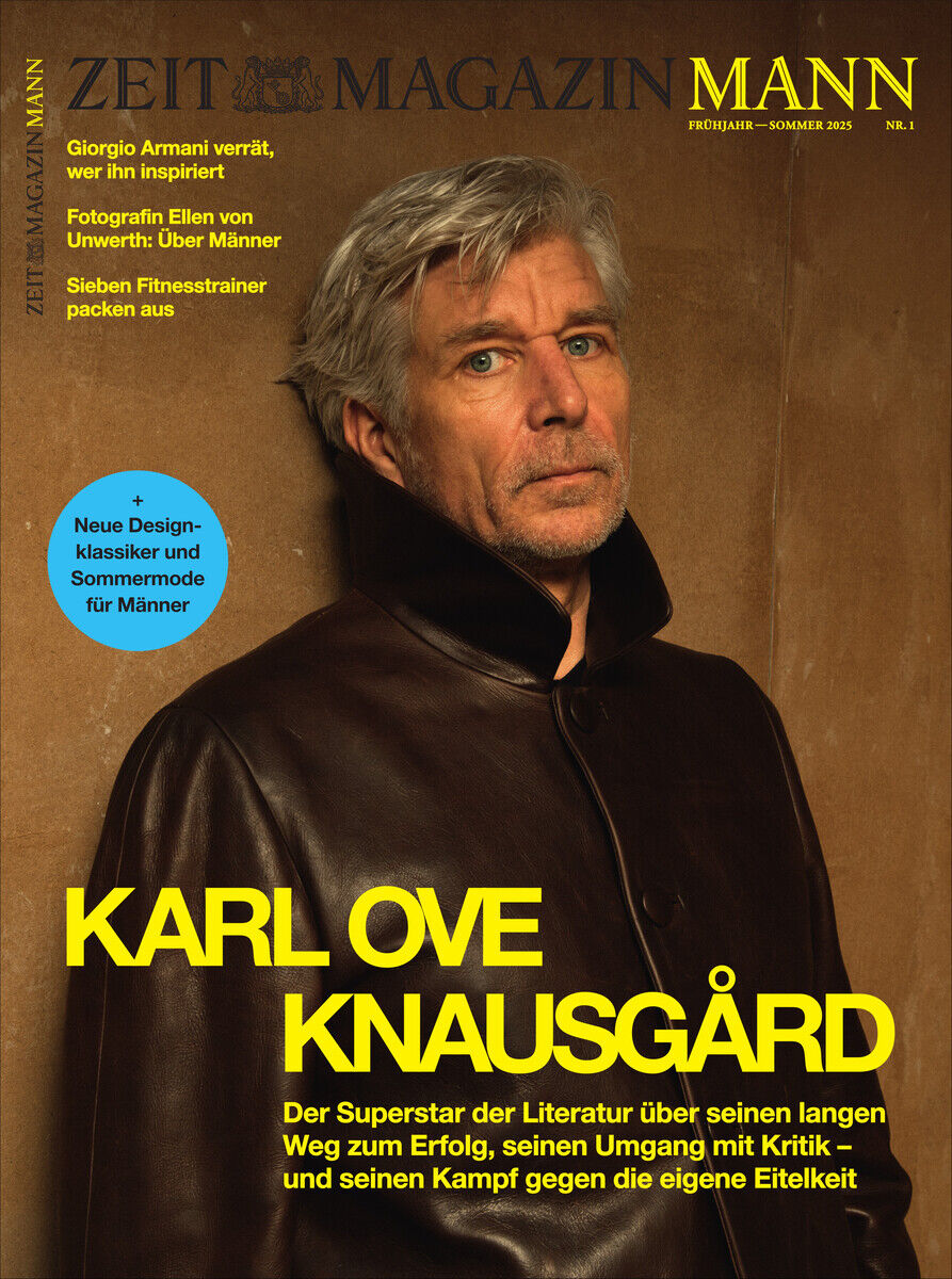 Cover des ZEITmagazin MANN 1/25 mit Karl Ove Knausgård. Der Titel ist in gelber Schrift, der Hintergrund ist dunkel und das Magazin behandelt Themen wie Literatur und Männermode.