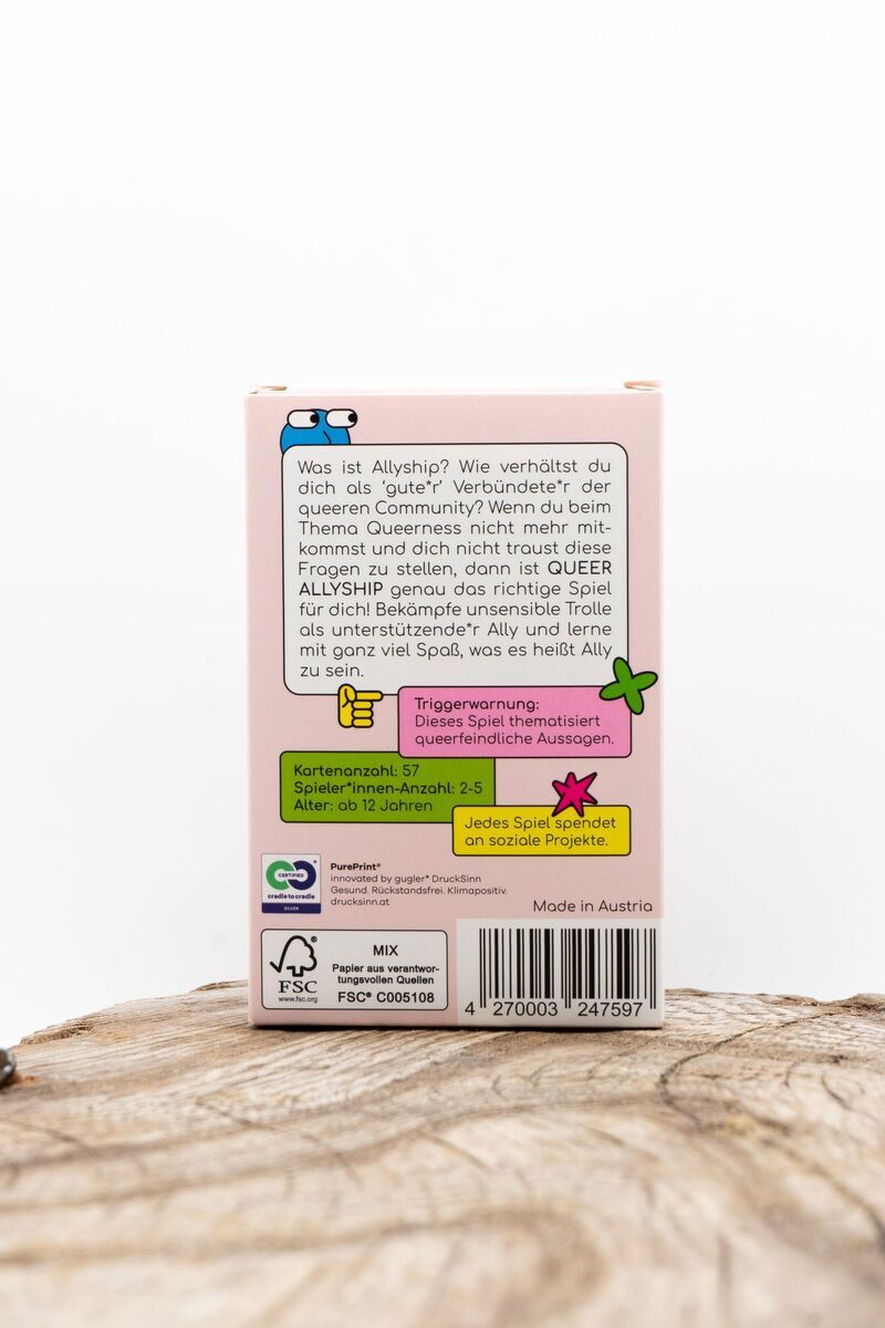 Rückseite einer Spielverpackung mit dem Titel 'Queer Allyship - Das Kartenspiel'. Der Text beschreibt das Ziel des Spiels und enthält den Inhalt der Verpackung. Gestaltete Symbole und Farben wie Rosa, Gelb und Grün heben Teile des Textes hervor. Das Spiel ist für Spieler ab 12 Jahren geeignet und fördert Diskussionen und Bewusstsein für LGBTQ+-Themen.