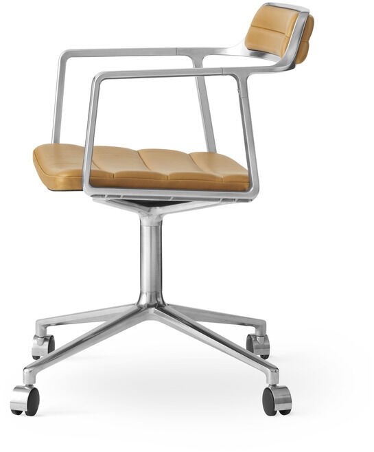 Ein moderner, drehbarer Bürostuhl von Vipp in der Farbe Cognac mit Aluminiumrahmen und Lederpolsterung. Der Stuhl hat Rollen und bietet einen hohen Komfort sowie Ergonomie.