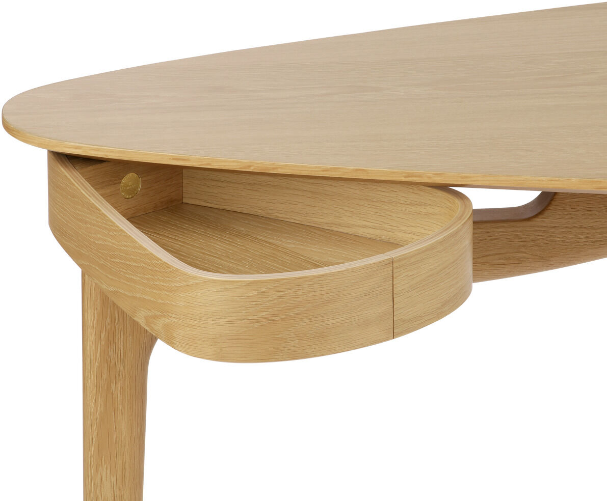Moderner Schreibtisch aus hellem Holz im minimalistischen Design mit abgerundeten Ecken und integrierter Schublade, freigestellt vor weißem Hintergrund.