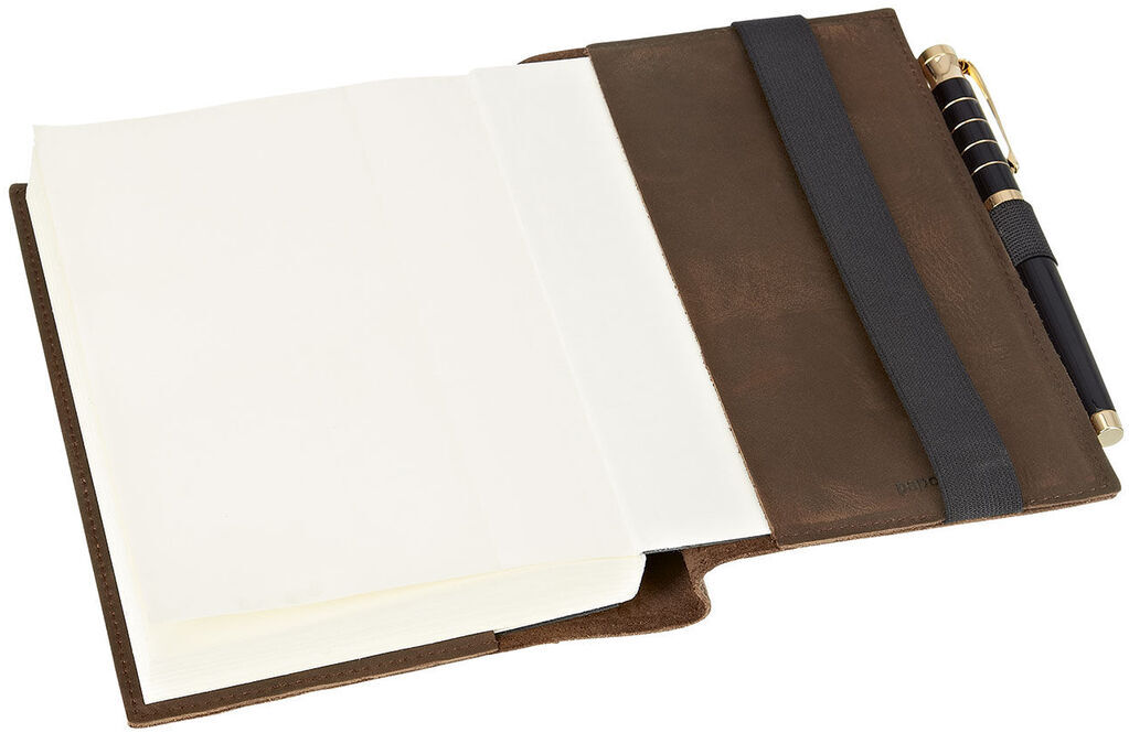 Offenes Notizbuch mit Lederumschlag, Papierseiten und einem Stift, der mittels elastischem Band befestigt ist.