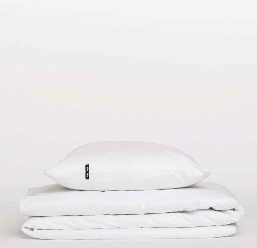 Weiße Bettwäsche »Pure« bestehend aus einem Kopfkissenbezug und einem Bettdeckenbezug, schlicht und minimalistisch auf einem weißen Hintergrund.