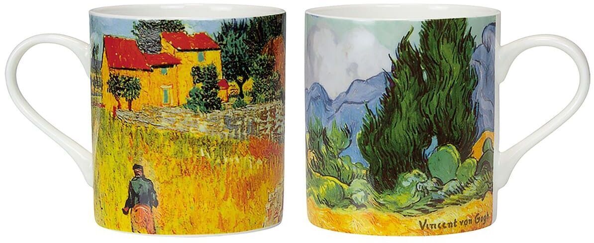 Zwei Becher aus dem Set 'Provence' mit Kunstwerken von Vincent van Gogh. Die Becher sind bunt bemalt, der eine zeigt ein Feld und ein Haus, der andere Zypressen und Berge.