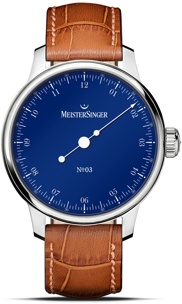 Die ZEIT-Sonderedition Automatikuhr »N°03« von MeisterSinger verfügt über ein tiefblaues Zifferblatt mit weißer Einzeigeranzeige, silbern glänzendem Edelstahlgehäuse und einem braunen Lederarmband in Krokodiloptik. Die Uhr vermittelt klassischen Stil und hochwertige Verarbeitung.