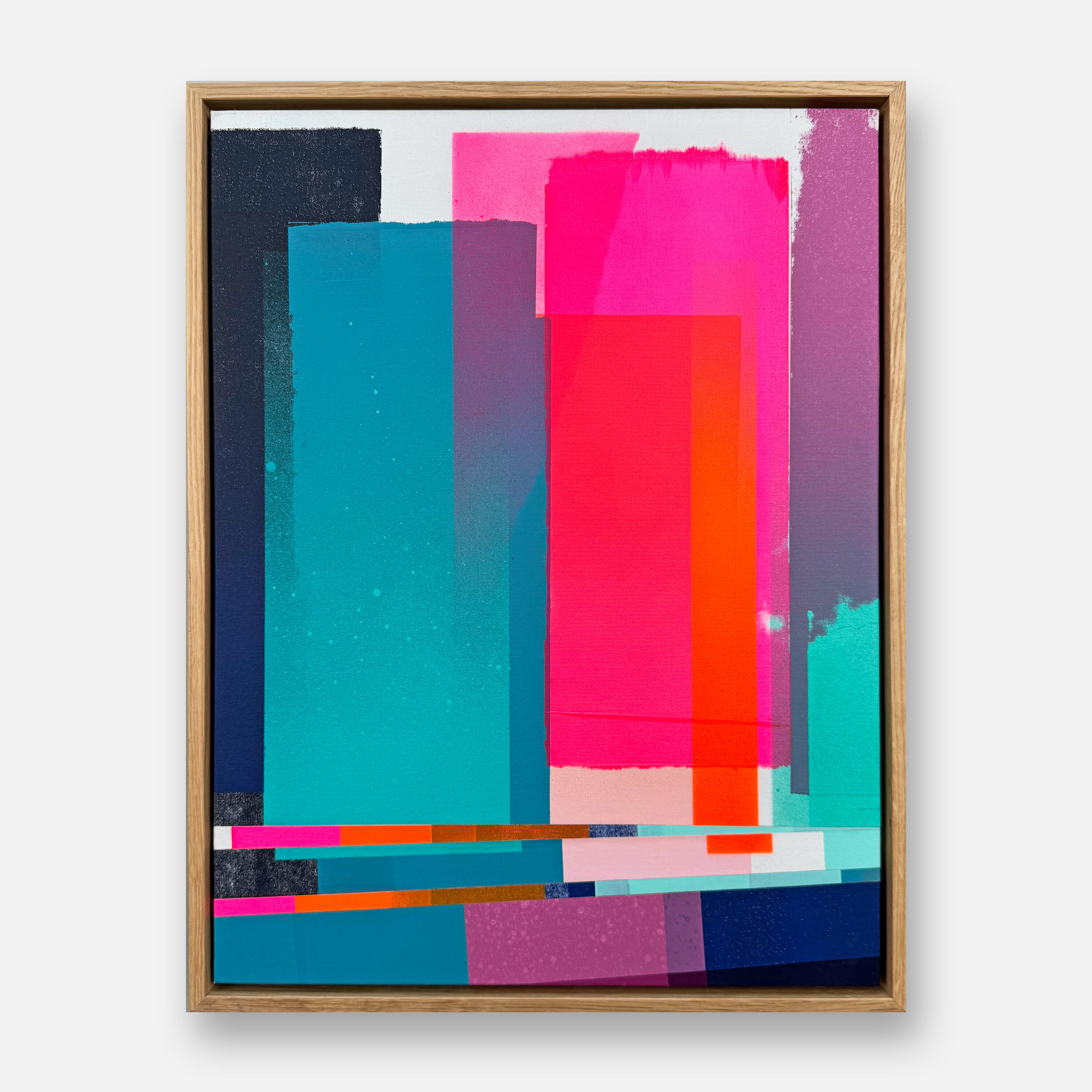 Rahmenbild eines modernen, abstrakten Siebdrucks mit überlappenden geometrischen Flächen in Pink, Blau, Türkis, Orange und Weiß; das Werk vermittelt durch kräftige Farben und klare Formen einen zeitgenössischen, künstlerischen Eindruck. Das Bild ist ein Unikat und passt besonders zur modernen Wohnraumgestaltung.