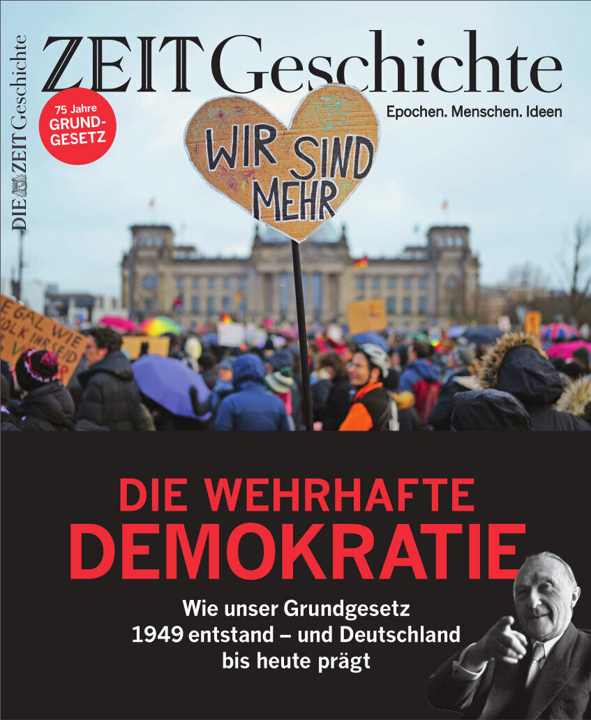 Cover des Magazins ZEIT Geschichte mit dem Titel 'Die wehrhafte Demokratie'. Oben im Bild ist eine Menschenmenge mit einem Plakat in Herzform, auf dem steht 'Wir sind mehr'. Im Hintergrund ist ein großes Gebäude zu sehen. Unten ist der Titel groß in roter Schrift, darunter ein Schwarz-Weiß-Foto eines Mannes mit der Unterzeile, wie das Grundgesetz 1949 entstand und Deutschland bis heute prägt.