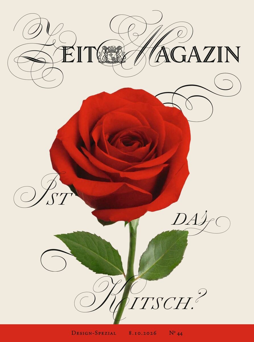 Titelblatt des ZEIT Magazins Design-Spezial, Ausgabe 44/2026, zeigt eine großformatige rote Rose mit grünen Blättern vor cremefarbenem Hintergrund. Geschwungene schwarze Schrift mit dem Text: „Ist das Kitsch?“. Unten rote Leiste mit Ausgabedaten.