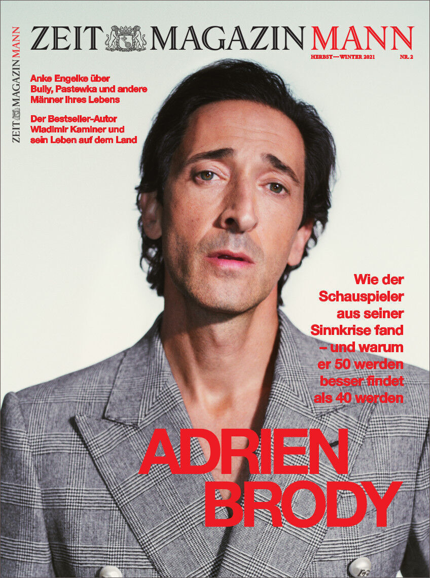 Cover des ZEITmagazin MANN 2/21 mit einem Porträt von Adrien Brody. Der Hintergrund ist grau, und der Titel sowie einige Texte sind in roter und weißer Schrift.