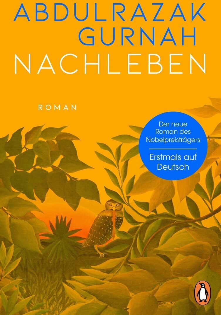 Buchcover von 'Nachleben' von Abdulrazak Gurnah. Das Cover ist gelb-orange mit Illustrationen von grünen Pflanzen und einem Vogel im Vordergrund. Der Titel und der Name des Autors sind in blauer Schrift geschrieben. Im rechten oberen Bereich befindet sich ein blauer Kreis mit dem Text 'Der neue Roman des Nobelpreisträgers. Erstmals auf Deutsch.'
