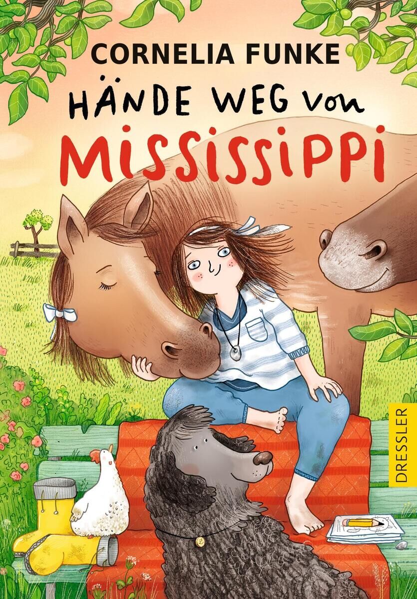 Das Buchcover von Cornelia Funkes "Hände weg von Mississippi" zeigt ein fröhliches Mädchen, das neben einem Pferd sitzt und dessen Hals umarmt. Im Vordergrund sind ein schwarzer Hund und Gummistiefel zu sehen. Die Szene spielt im Grünen, mit Bäumen und Wiese im Hintergrund. Der Titel des Buches ist in schwarzer und roter Schrift geschrieben.