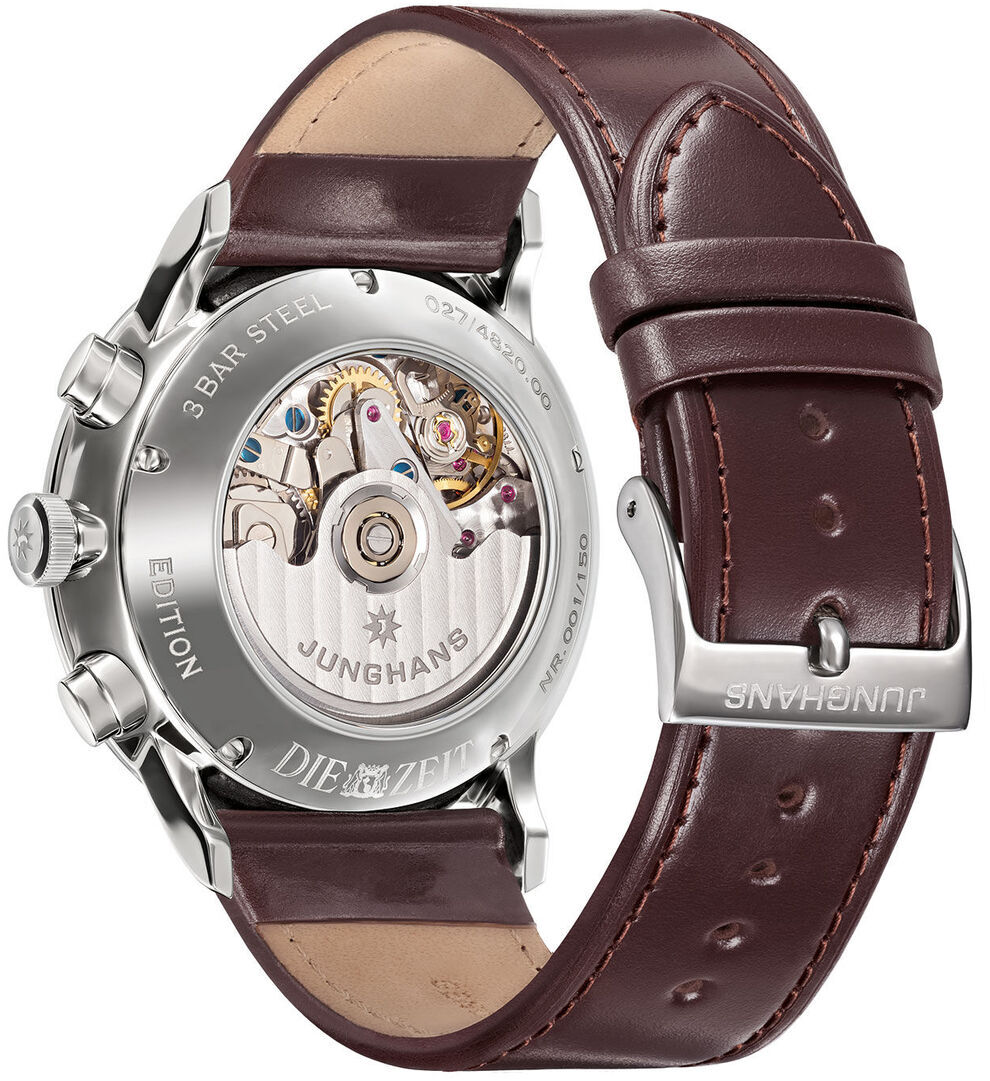 Rückansicht der ZEIT-Sonderedition »Meister Chronoscope« von Junghans mit braunem Lederarmband und sichtbarem mechanischem Uhrwerk.