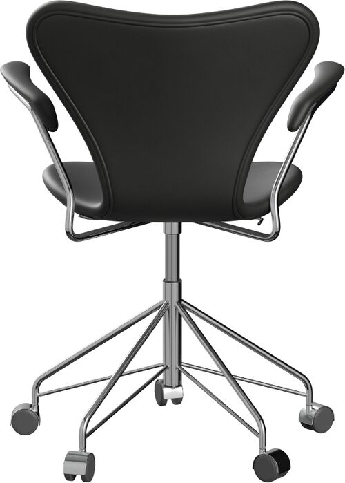 Ein schwarzer Bürostuhl »Series 7™« mit ergonomischem Design, Armlehnen und höhenverstellbaren Chromfüßen auf Rollen.