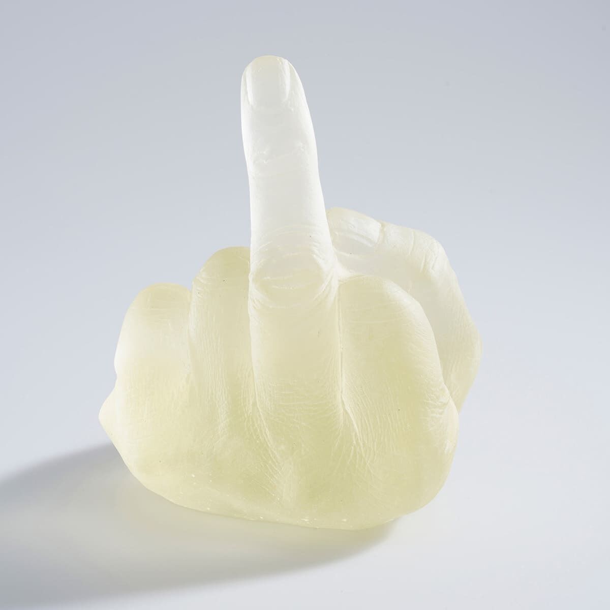 Eine Skulptur aus Glas, die eine Hand zeigt, die den Mittelfinger erhebt. Das Werk ist von Ai Weiwei und trägt den Titel »Study of Perspective in Glass«.