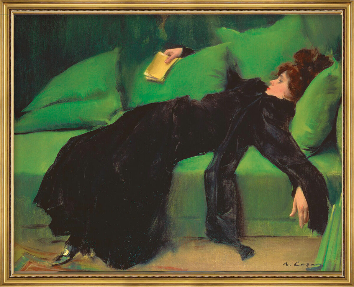 Ein Gemälde von Ramon Casas i Carbó mit dem Titel »Nach dem Ball«, zeigt eine elegant gekleidete Frau in einem schwarzen Kleid, die entspannt auf einem grünen Sofa liegt und ein Buch in der Hand hält. Der Hintergrund ist in Grüntönen gehalten.