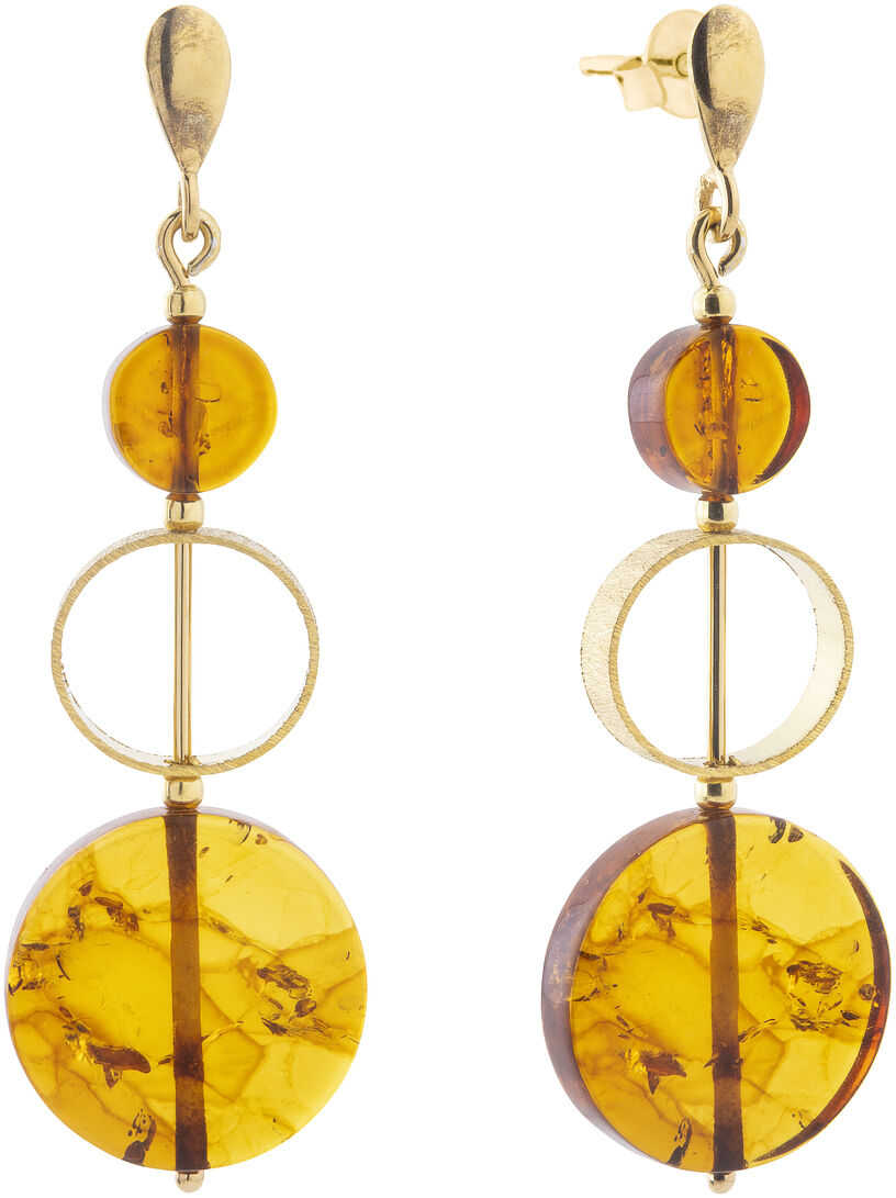 Zwei elegante Ohrringe aus goldfarbenem Metall mit runden Bernsteinsteinen in unterschiedlichen Größen, angeordnet in zeitlosem, modernem Design auf weißem Hintergrund.