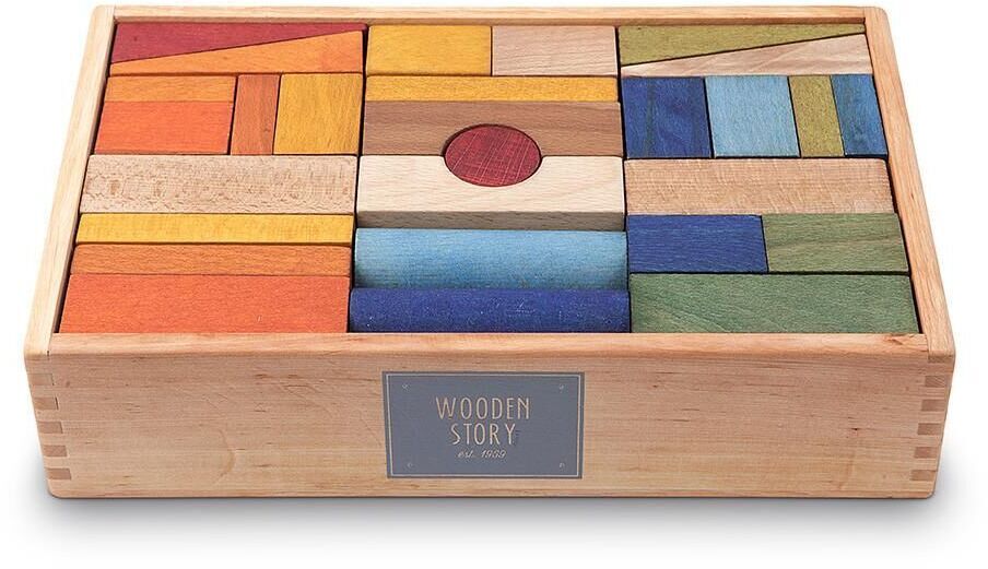 Ein Holzkasten mit 63 bunt bemalten Holzbausteinen in verschiedenen Farben und Formen. Die Steine sind in Regenbogenfarben gehalten und scheinen pädagogisch wertvoll zu sein, um die Kreativität und die motorischen Fähigkeiten der Kinder zu fördern.