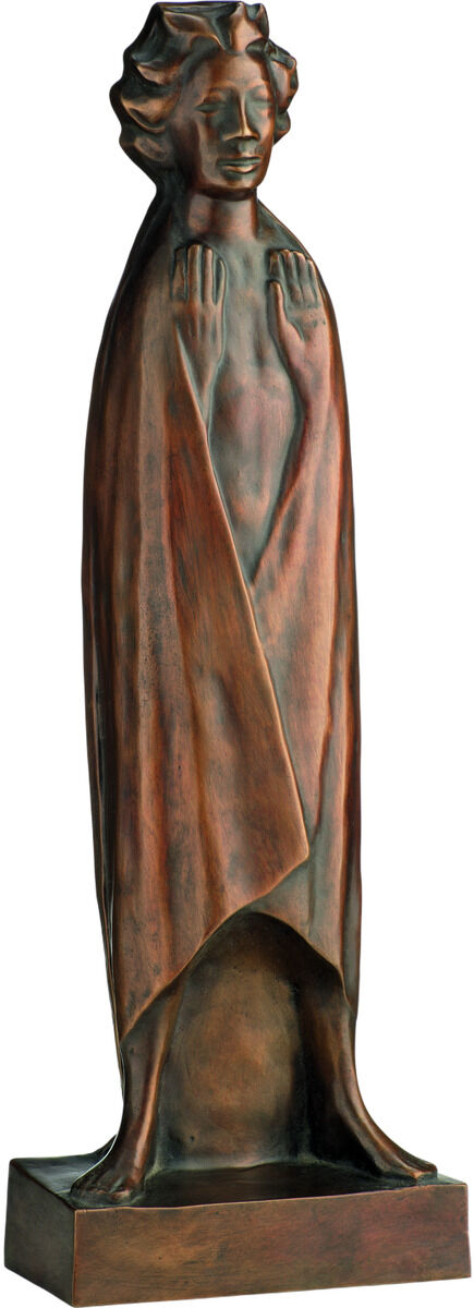 Die Bronze-Skulptur »Die Flamme« von Ernst Barlach zeigt eine aufrechte stilisierte Figur mit nach oben gerichteten flammenartigen Armen. Die patinierte Oberfläche verläuft in warmen Bronze- und Brauntönen. Die Rückseite ist offen, die Details sind fein ausgearbeitet.