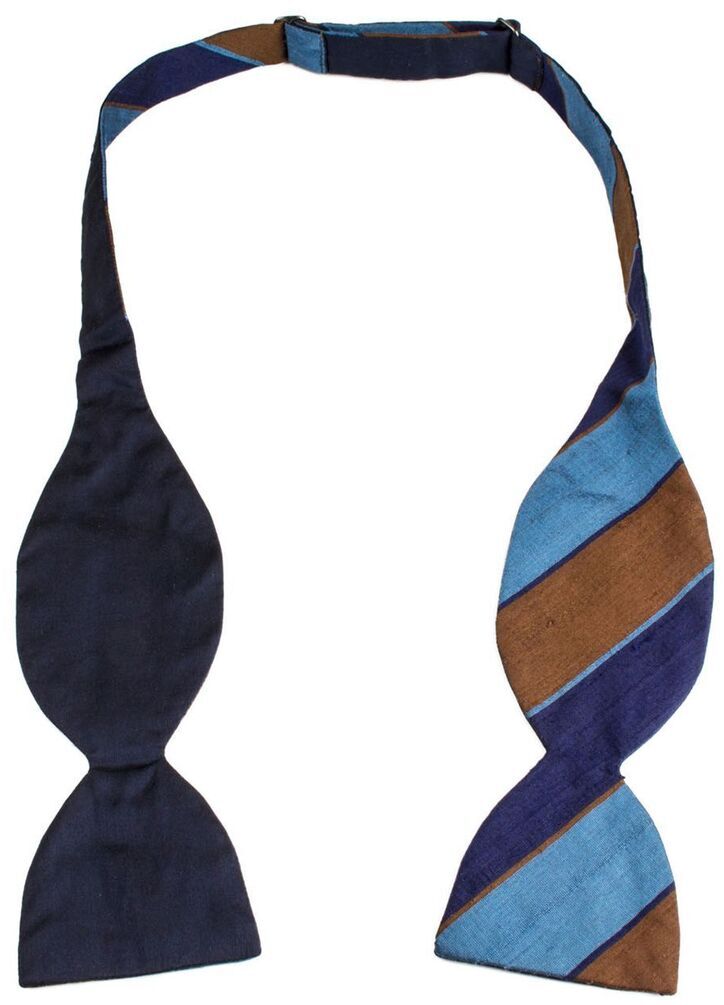 Ein elegantes Fliegenset aus der 'Goldenstripe's Edition'. Das Accessoire hat ein stilvolles Streifenmuster in Blau- und Brauntönen und ist perfekt für festliche Anlässe.