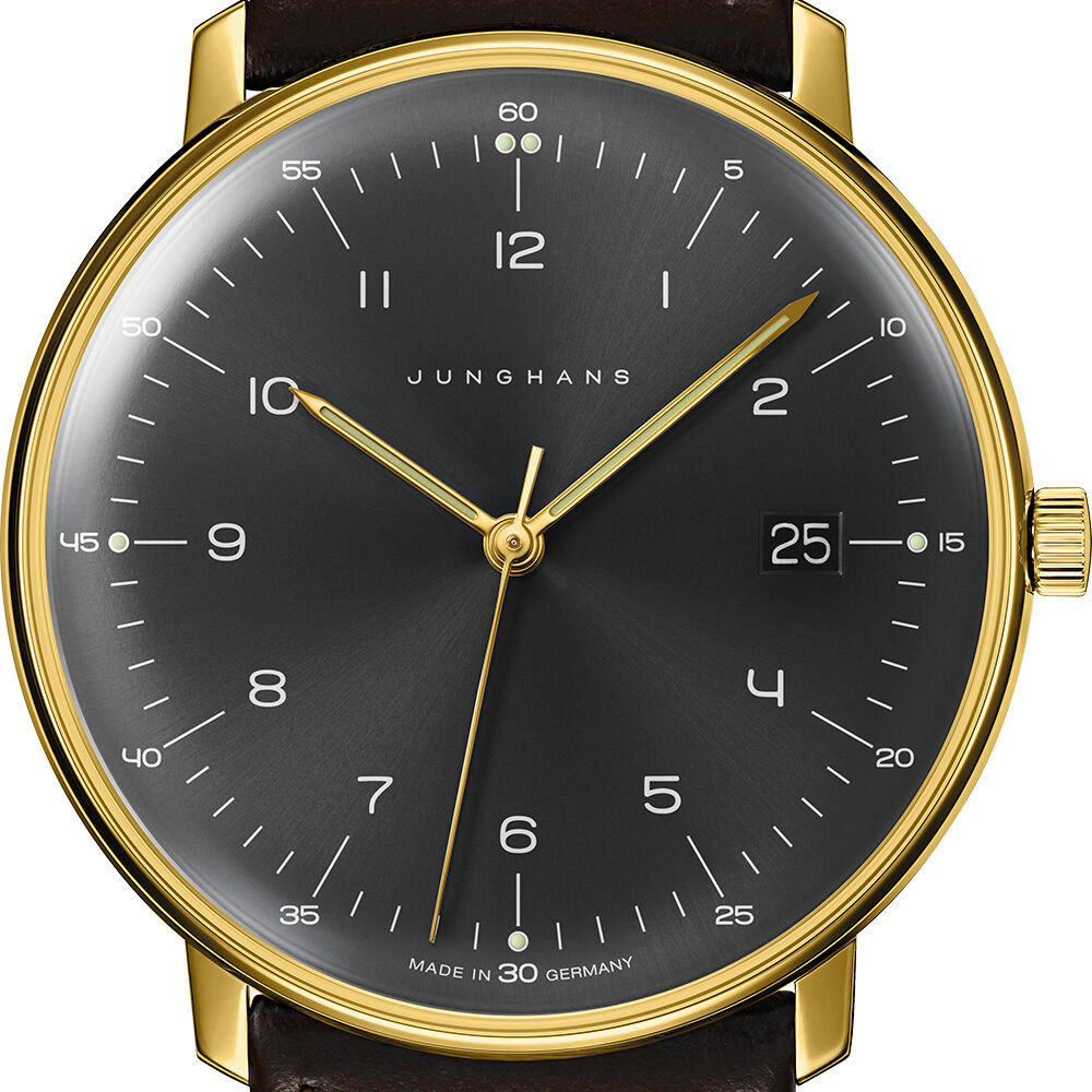 Die ZEIT-Sonderedition Uhr »max bill Quarz« von Junghans präsentiert ein anthrazit-braunes Zifferblatt mit Sonnenschliff, arabischen Zahlen und feinen Indizes. Gelbgoldene Zeiger und Sekundzeiger, dunkelbraunes Lederarmband und poliertes goldfarbenes Edelstahlgehäuse runden das exklusive Bauhaus-Design ab.