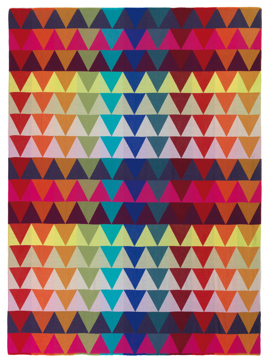 Eine bunte Decke mit einem durchgehenden Dreiecksmuster in den Farben rot, orange, gelb, grün, blau und lila. Die Decke ist im mexikanischen Stil gestaltet und eignet sich ideal als dekoratives Wohnaccessoire.