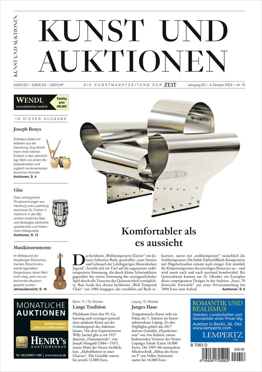 Titelseite der Kunst- und Auktionszeitung mit Artikeln zu Kunstauktionen, ausgestellten Stücken und kunstbezogenen Themen; enthält Text, Bilder und Designelemente, dominiert von Weiß, Schwarz, Beige und Braun.