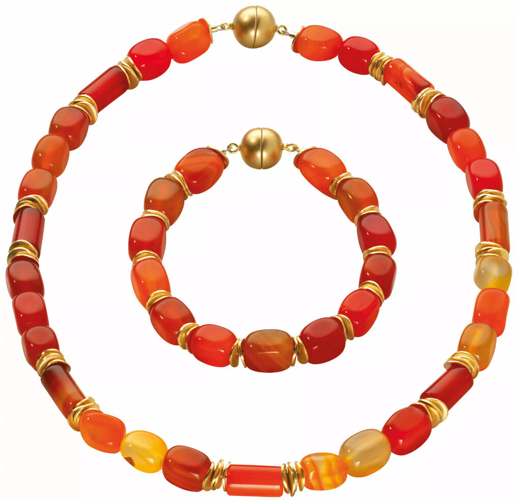 Eine Halskette und ein Armband aus bunten Perlen in Rot-, Orange- und Gelbtönen mit goldenen Akzenten, die das Perlencollier »Summer Feeling« darstellen.