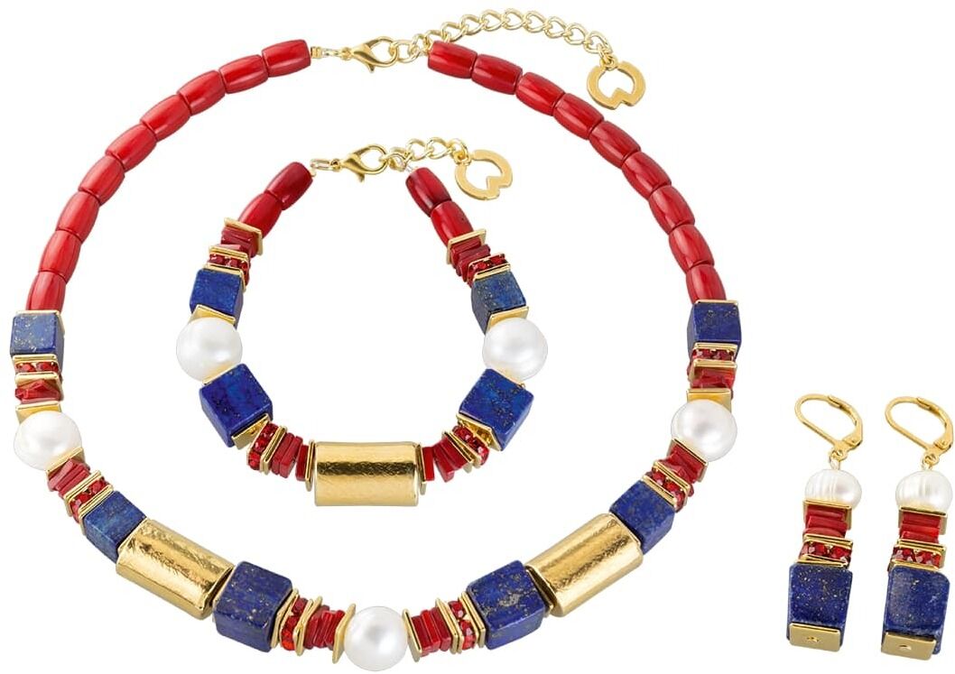 Das Schmuckset 'Giulia' von Petra Waszak besteht aus einer Halskette, einem Armband und einem Paar Ohrringen. Die Schmuckstücke sind mit roten Perlen, blauen Steinen und goldenen Elementen verziert. Sie strahlen Eleganz und Handwerkskunst aus und sind besonders für besondere Anlässe geeignet.