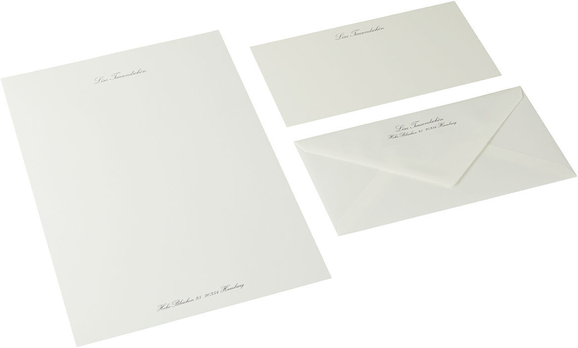 A4-Briefpapier-Set in anthrazit mit einem DIN-A4-Blatt, einem Briefumschlag und einem kleineren Blatt, das wahrscheinlich für die Nutzung in der geschäftlichen oder formalen Korrespondenz gedacht ist.