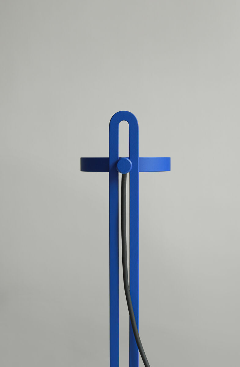 Eine moderne Tischlampe namens »Echo« in Blau, abgebildet vor einem grauen Hintergrund. Die Lampe zeichnet sich durch ihr minimalistisches Design aus.