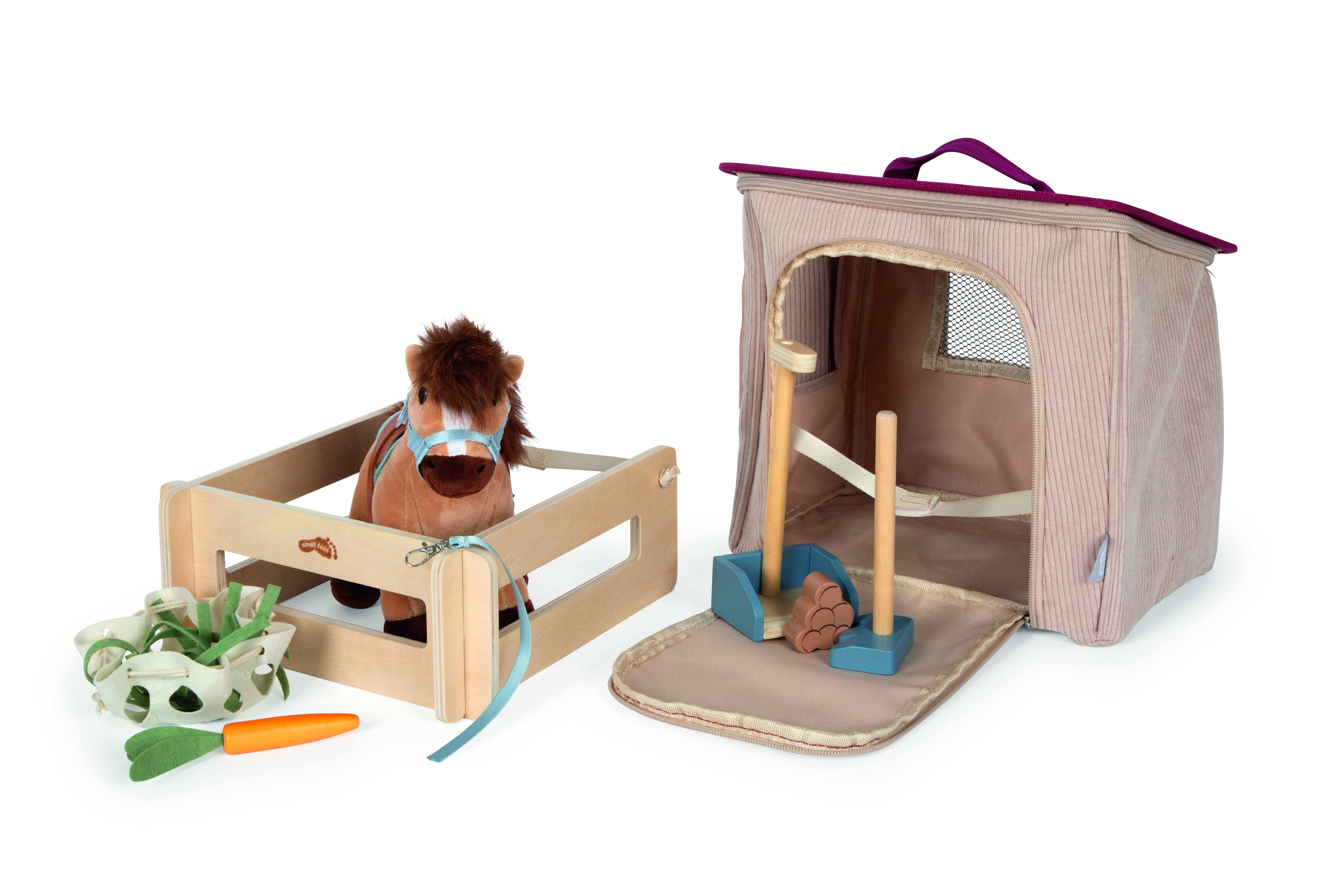 Spielset mit Plüschpferd, Holzstall, Tierzubehör wie Karotte und Bürste sowie tragbarer Tasche für Kinder, arrangiert auf weißem Hintergrund.