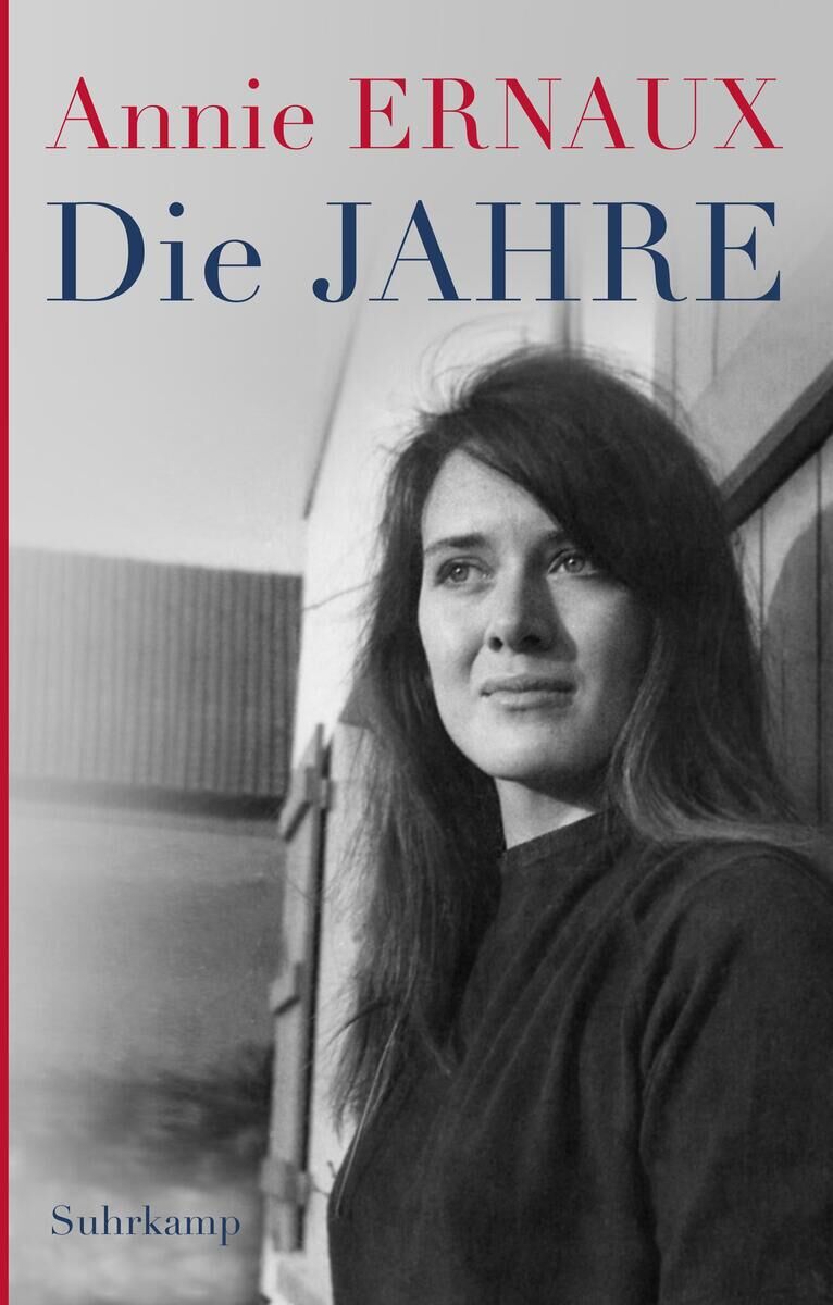 Cover des Buches 'Die Jahre' von Annie Ernaux, veröffentlicht bei Suhrkamp. Das Cover zeigt ein Schwarz-Weiß-Foto einer Frau mit langen Haaren, die einen nachdenklichen Gesichtsausdruck hat.